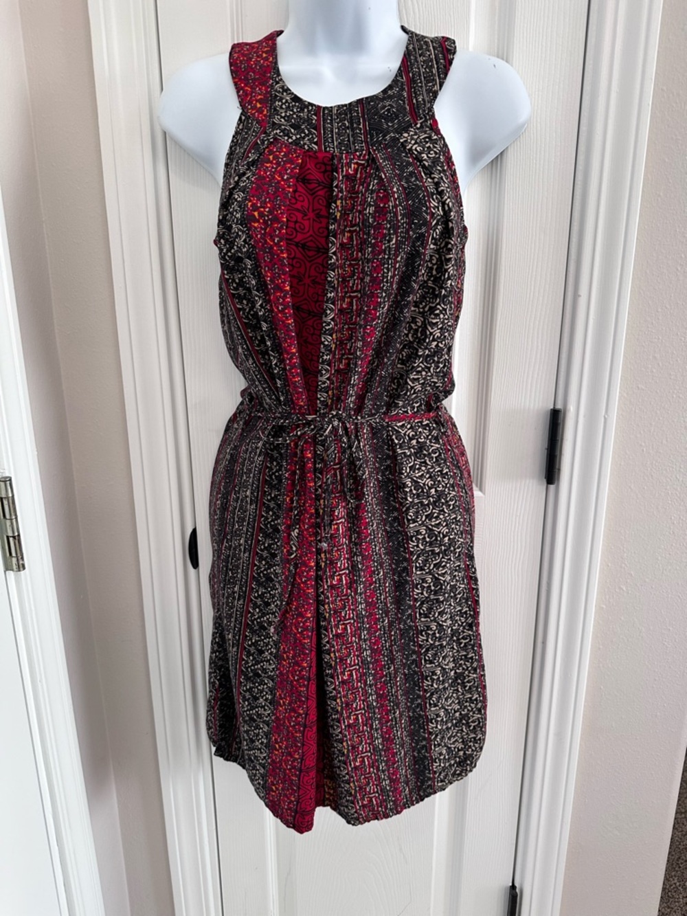 Sleeveless Midi Dress in Burgundy and Black - Casual Tie-Waist